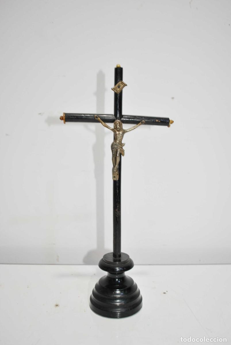 Antig&uuml;edades: CRUCIFIJO DE MESA LACADO - Foto 1