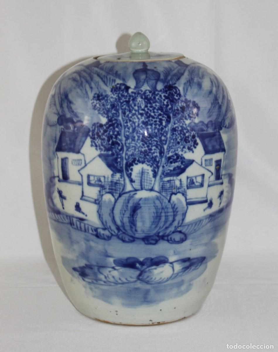 Antigüedades: Tibor jarrón chino antiguo con tapa. Porcelana azul y blanco. Motivos paisajísticos. Siglo XIX