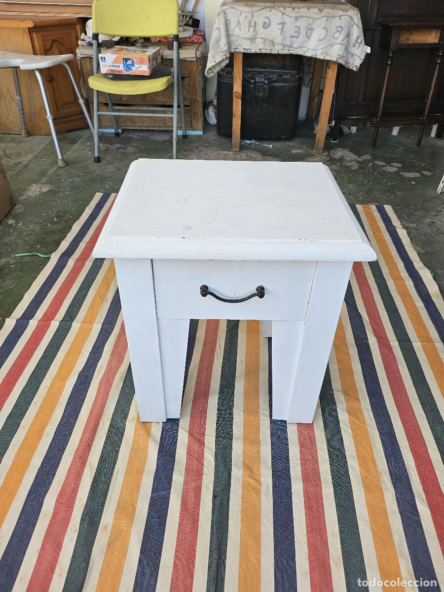 Antig&uuml;edades: mesilla de color blanca de madera - Foto 1