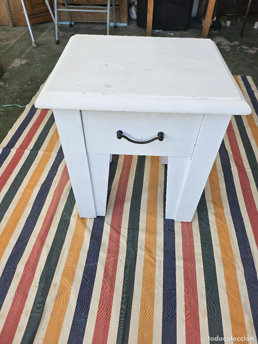 Antig&uuml;edades: mesilla de color blanca de madera - Foto 2