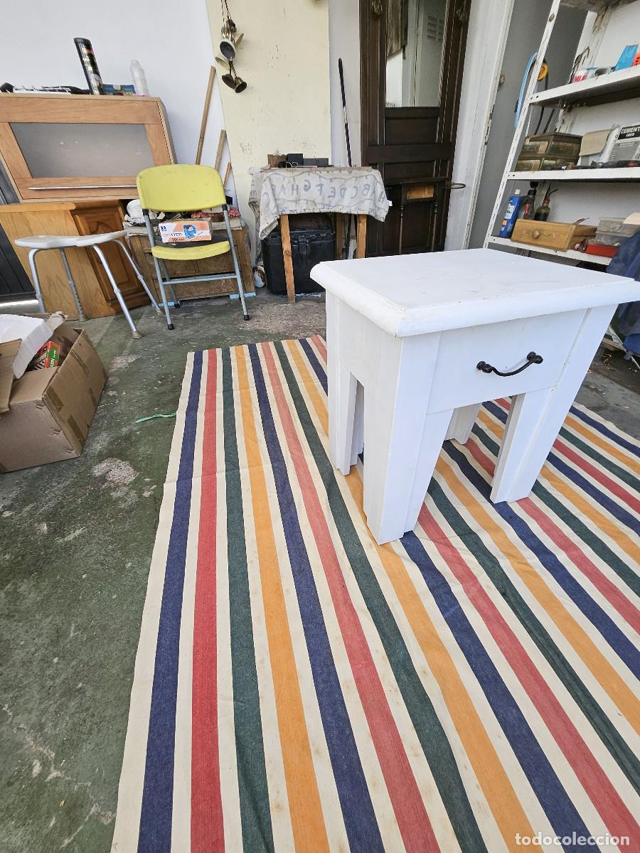 Antig&uuml;edades: mesilla de color blanca de madera - Foto 3