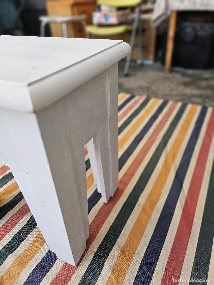 Antig&uuml;edades: mesilla de color blanca de madera - Foto 5