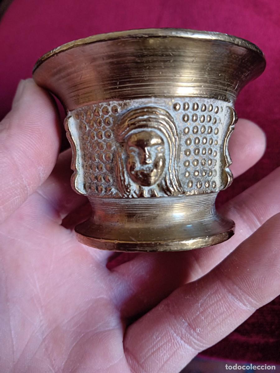Antig&uuml;edades: Almirez con caras de bronce d&eacute;cada de los 50 - Foto 3