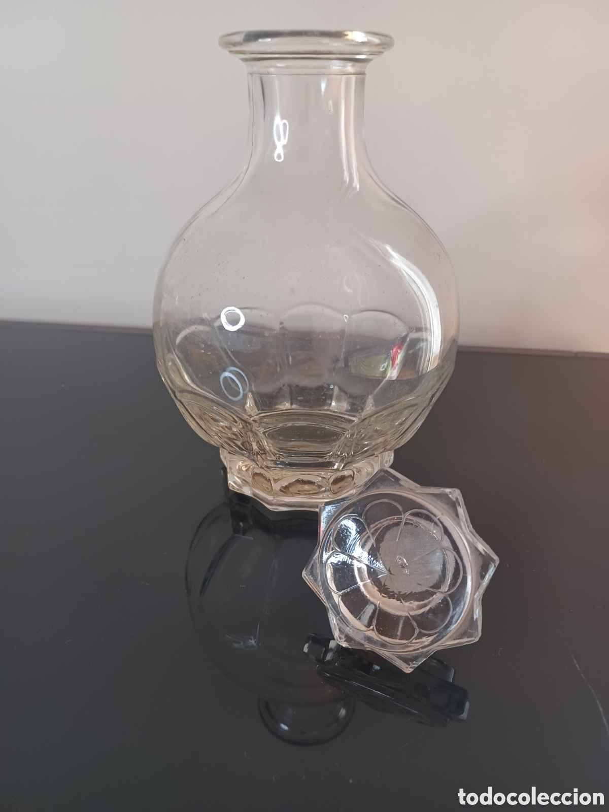 Antigüedades: Botella de Licor Art Déco: El Lujo de las Líneas Geométricas en Cristal Francés