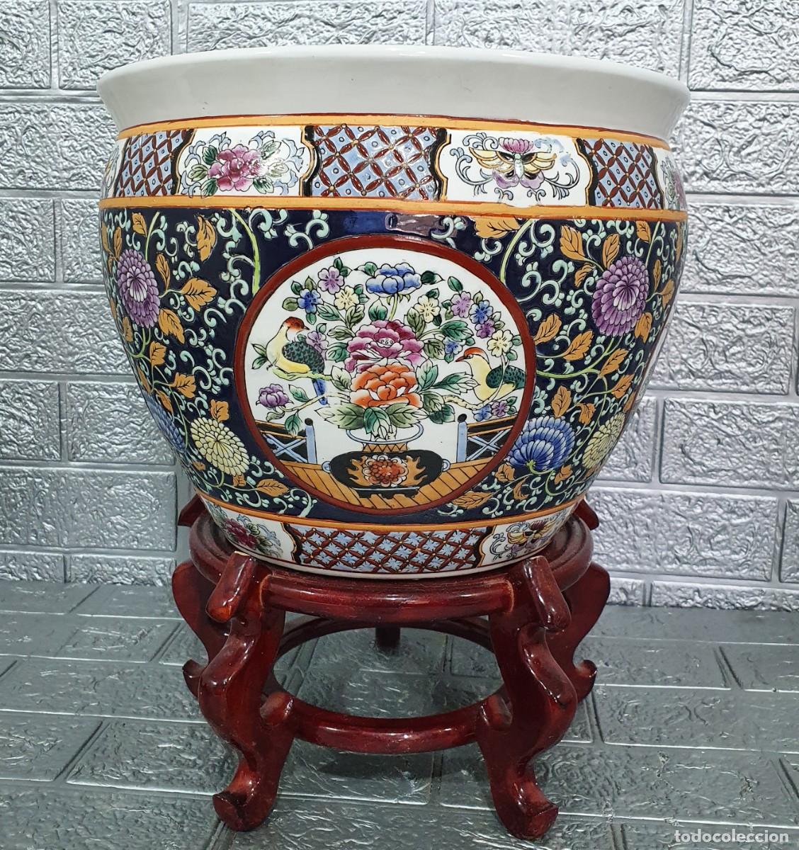 Antig&uuml;edades: Macetero en porcelana con base de madera - Foto 1