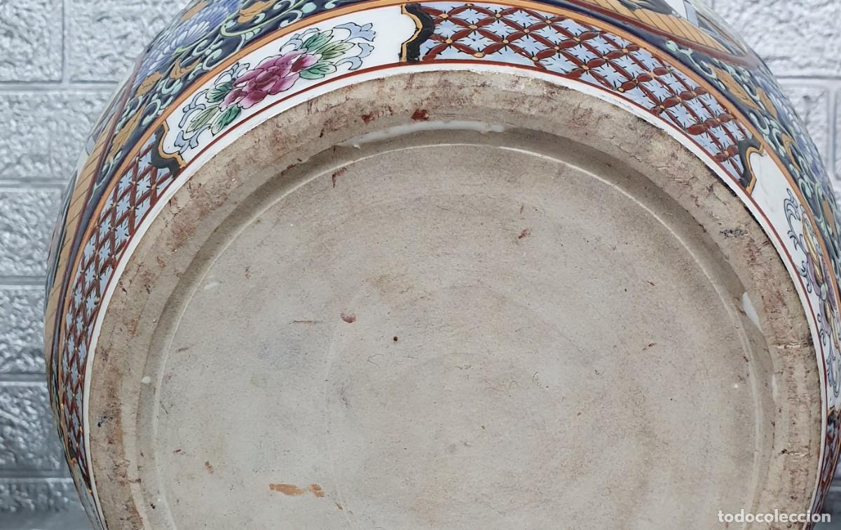 Antig&uuml;edades: Macetero en porcelana con base de madera - Foto 6