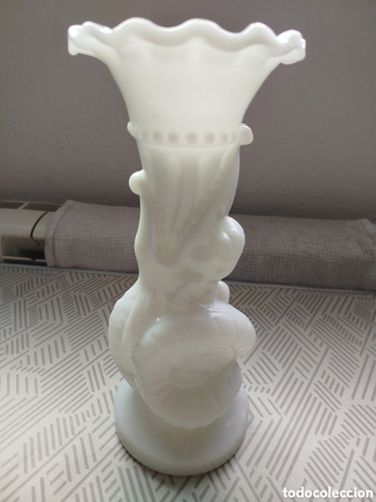 Antig&uuml;edades: Jarr&oacute;n de opalina blanca, con forma de cobra. - Foto 3