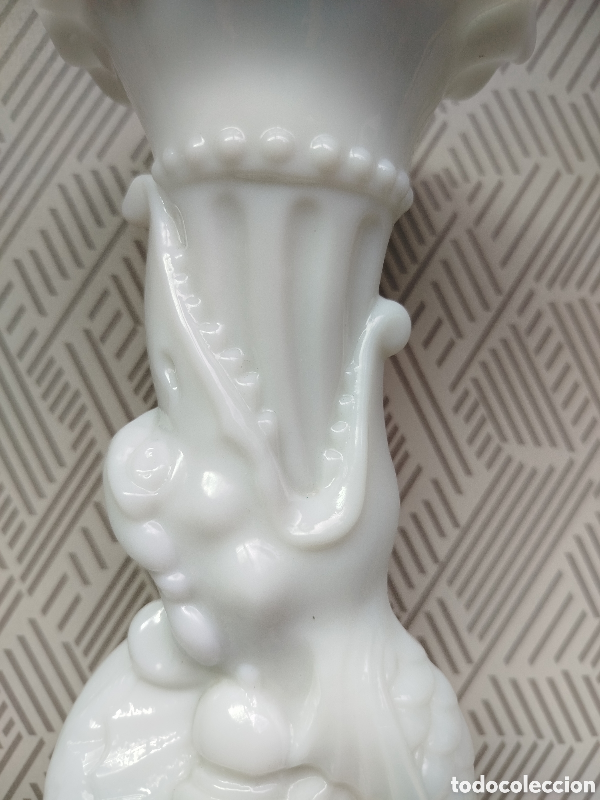 Antig&uuml;edades: Jarr&oacute;n de opalina blanca, con forma de cobra. - Foto 8