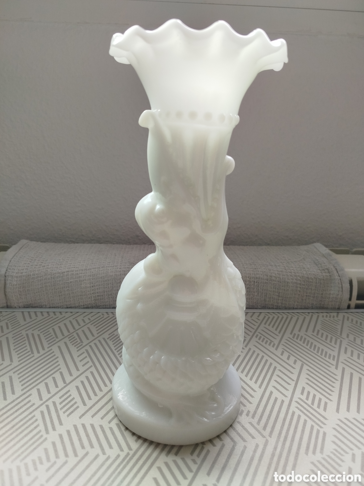 Antig&uuml;edades: Jarr&oacute;n de opalina blanca, con forma de cobra. - Foto 1