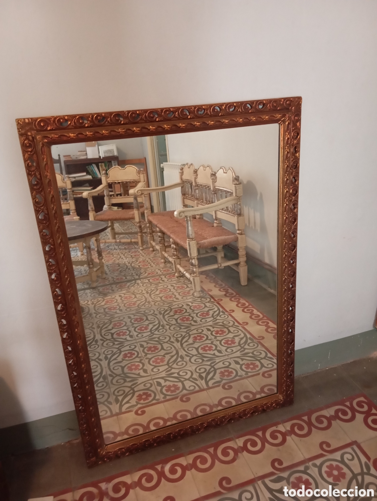 Antigüedades: ESPEJO ANTIGUO CON MARCO DE MADERA Y PUNTAS DE BRONCE