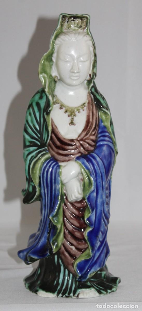 Antigüedades: Figura porcelana esmaltada policromada. Guanyin China con dragón. Firmada