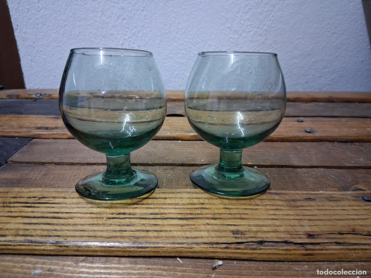 Antig&uuml;edades: 2 copas de cristal verde turquesa brandy licor co&ntilde;ac - Foto 1