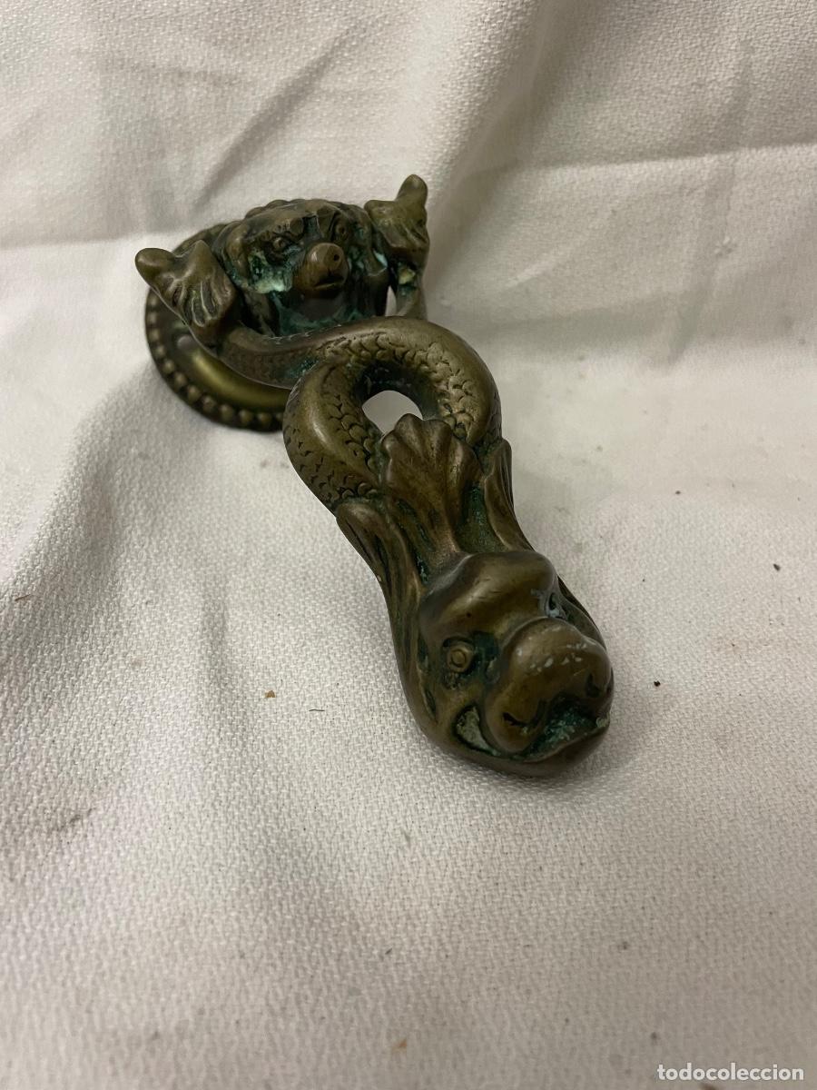 Oggetti Antichi: ANTIGUO LLAMADOR DE PUERTA , BRONCE S. XIX - FIGURA DE UN PEZ Y CABEZA DE PERRO , ORIGINAL DE LA EPO