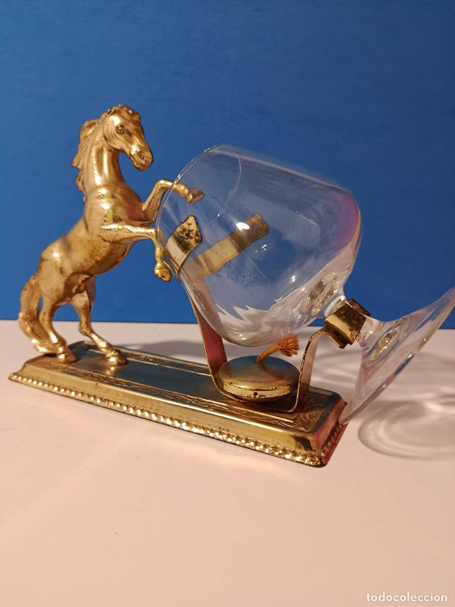 Antig&uuml;edades: CALIENTA COPAS CABALLO DORADO - Foto 1