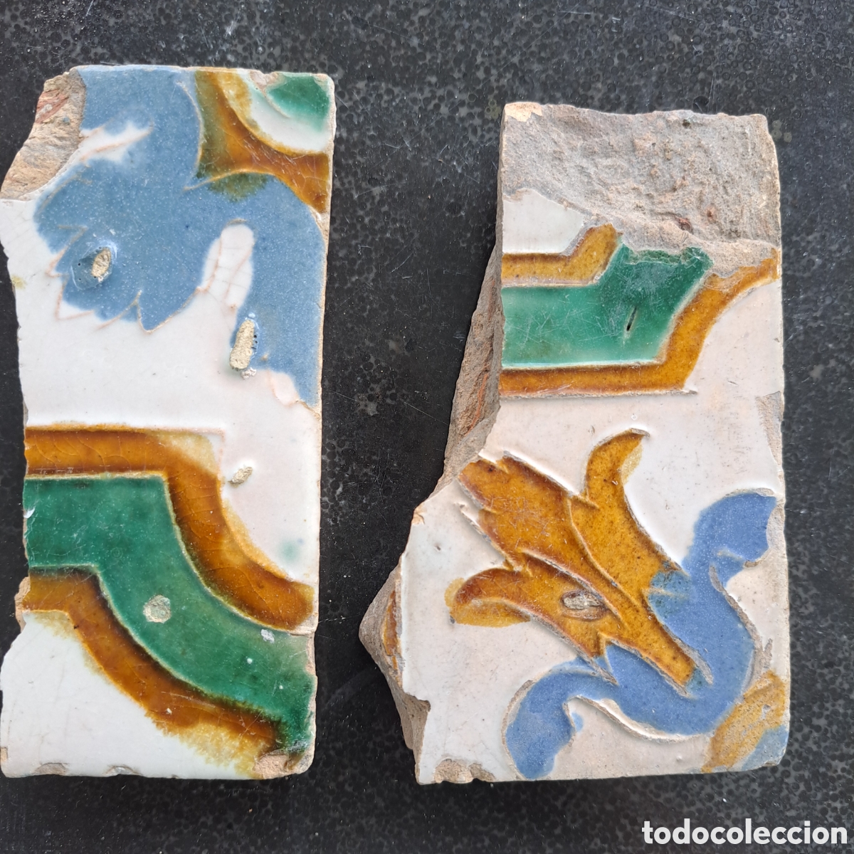 Antig&uuml;edades: 2 Fragm. azulejos . S. XV. Muel. - Foto 2