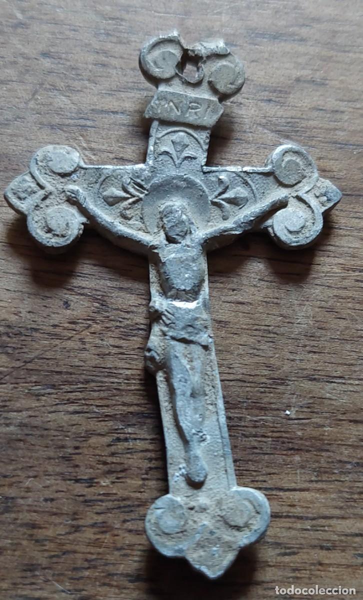 Antig&uuml;edades: Cruz de Aluminio con leyenda - Foto 1