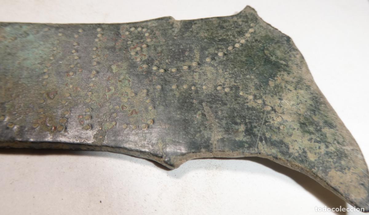 Antig&uuml;edades: Antiguo mango punzonado de sarten o cazo, de bronce - Foto 2