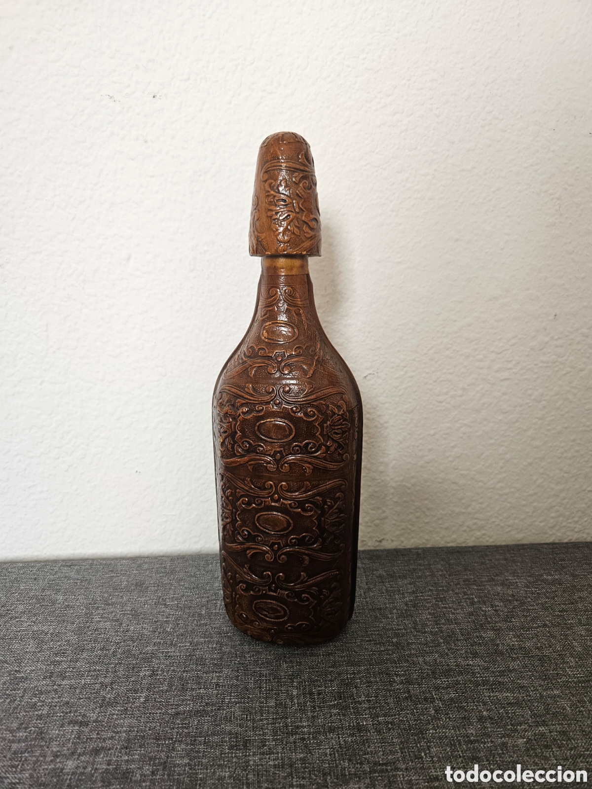 Antig&uuml;edades: Botella cuero repujado - Foto 2