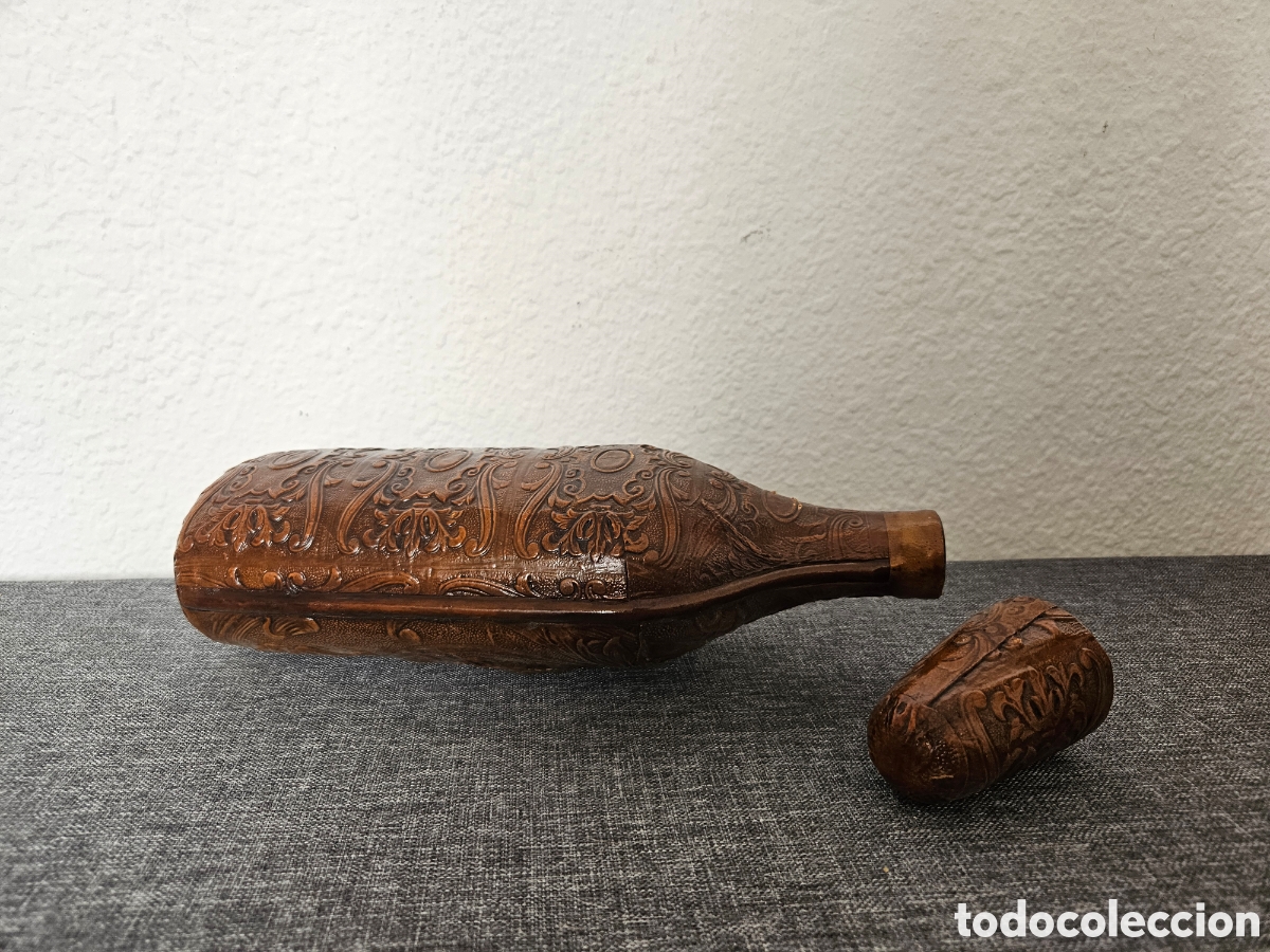 Antig&uuml;edades: Botella cuero repujado - Foto 3