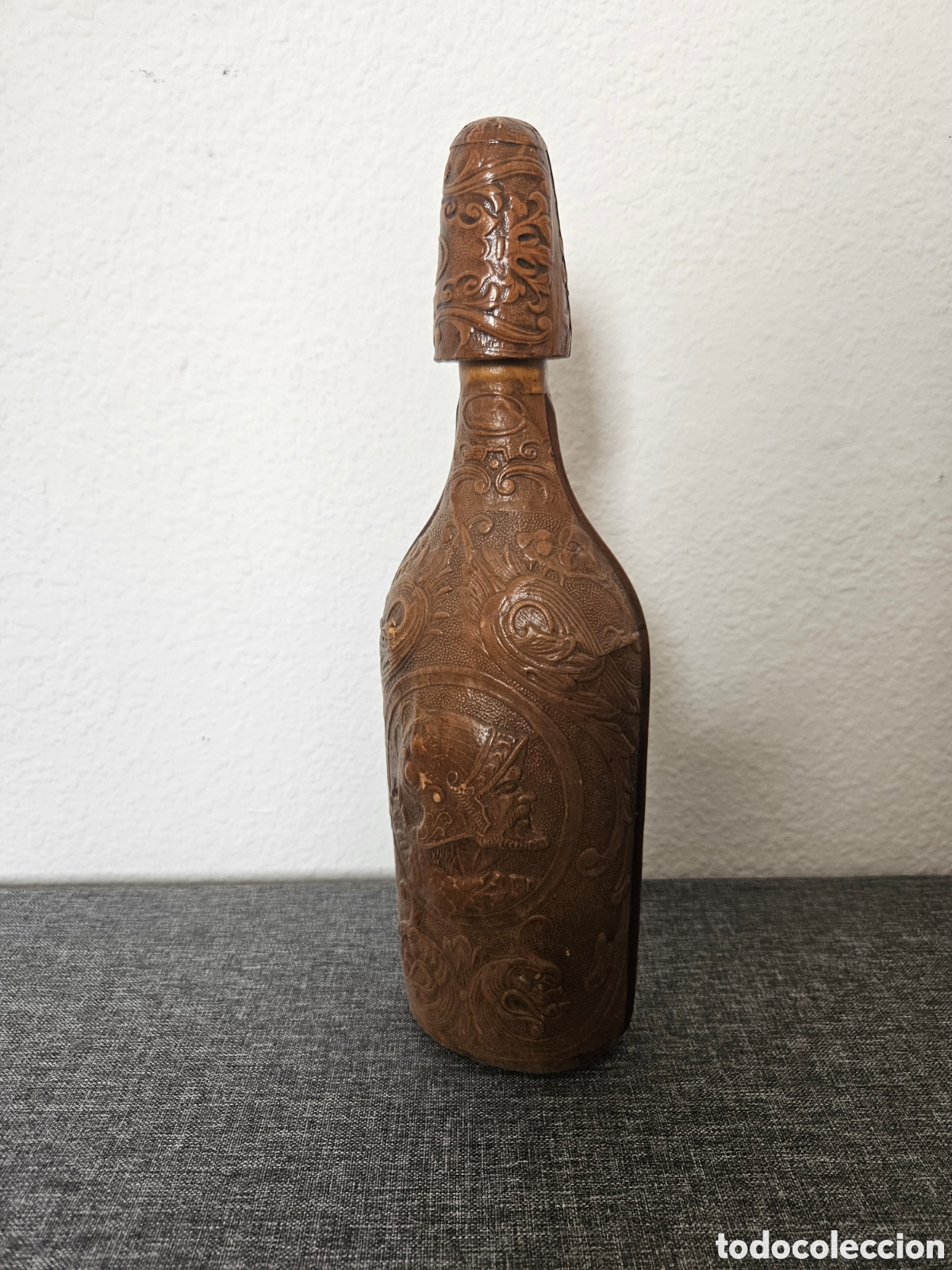 Antig&uuml;edades: Botella cuero repujado - Foto 1