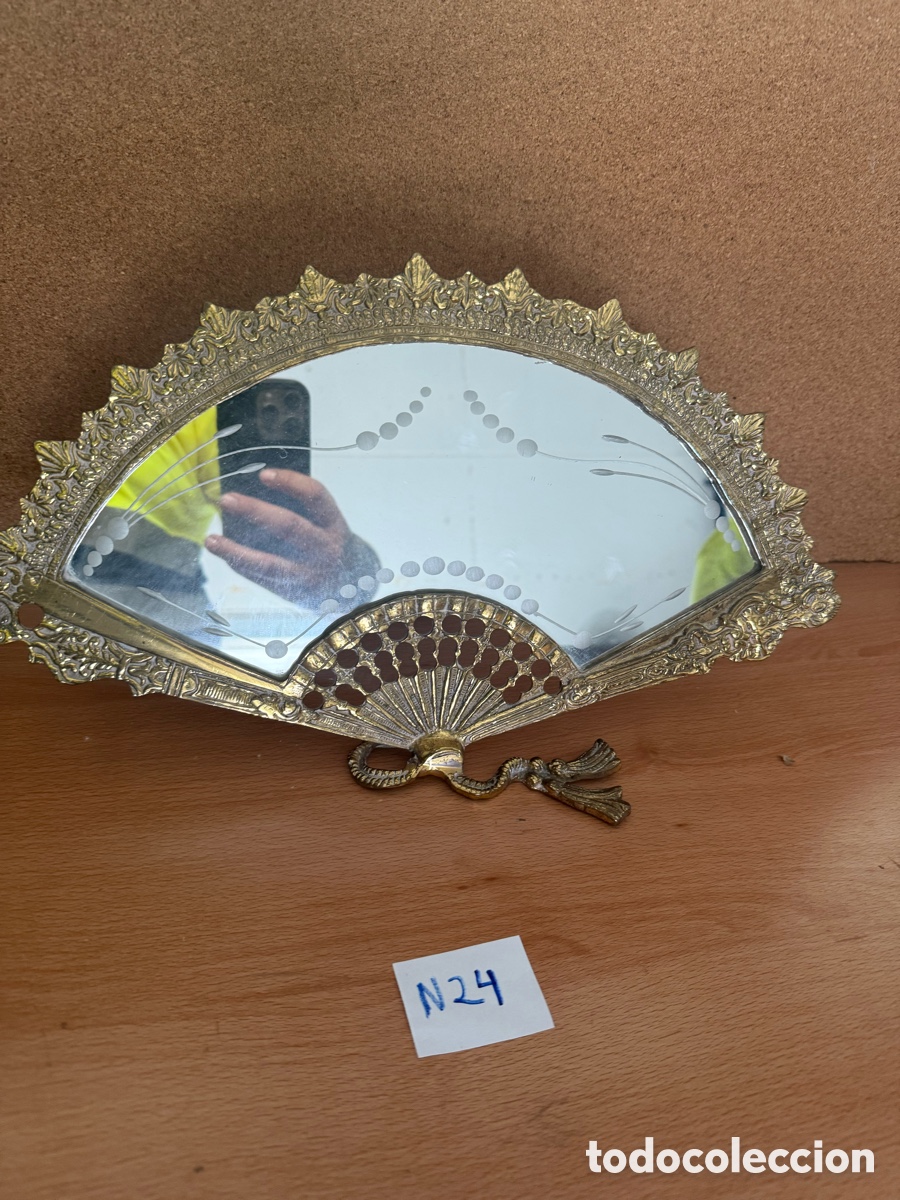 Antig&uuml;edades: Antiguo espejo, abanico de lat&oacute;n - Foto 1