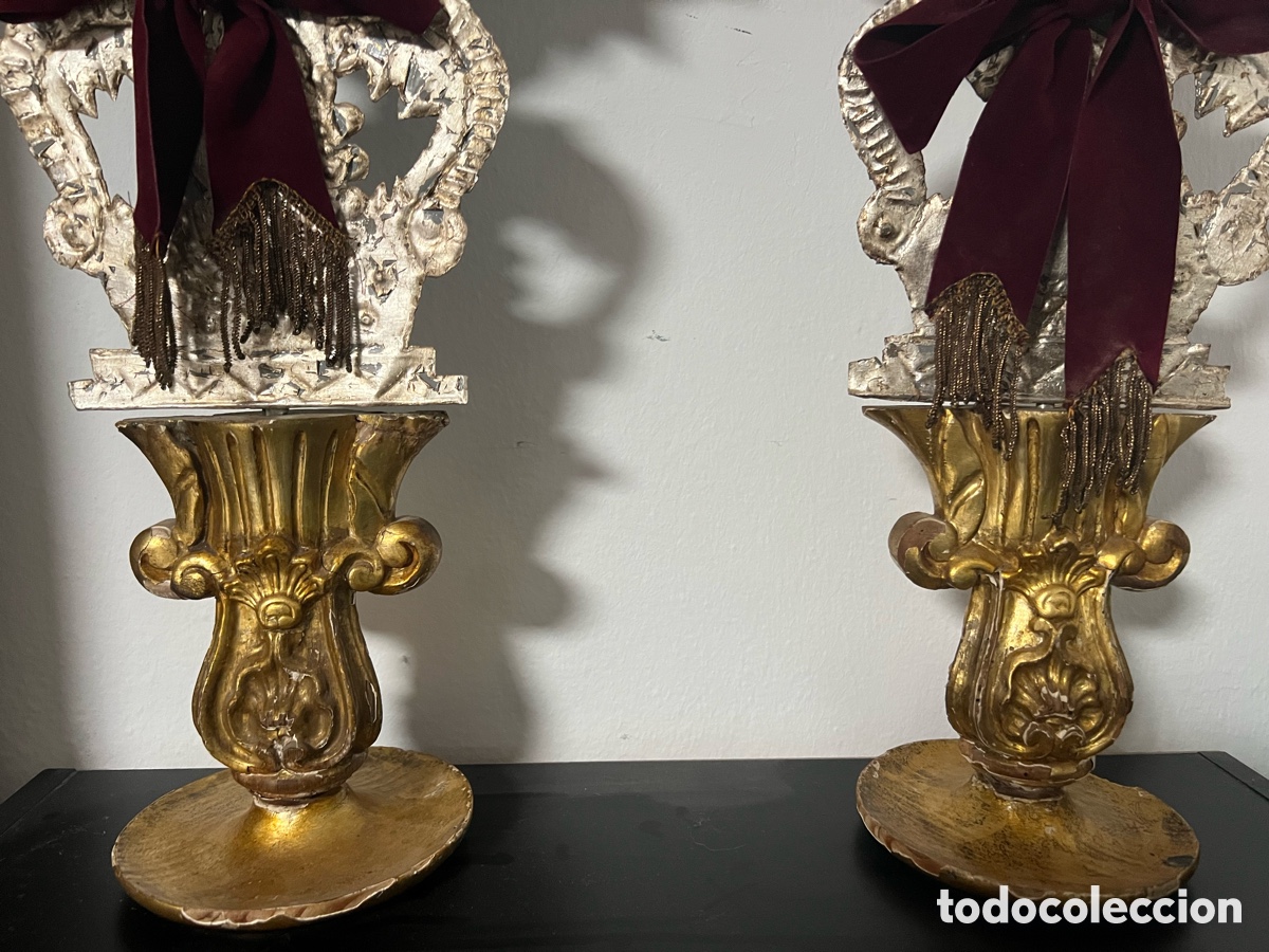Antig&uuml;edades: Pareja de jarrones con flores de metal - Foto 2