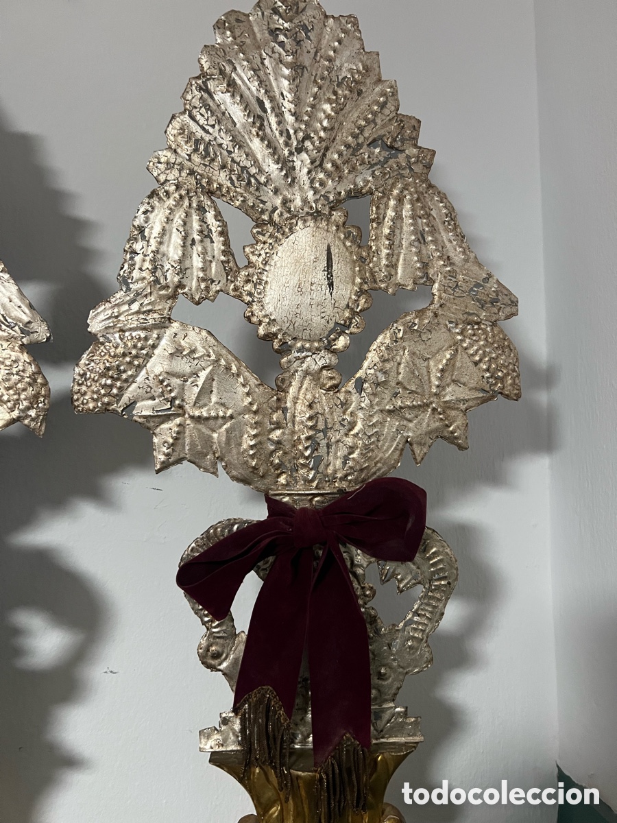 Antig&uuml;edades: Pareja de jarrones con flores de metal - Foto 3