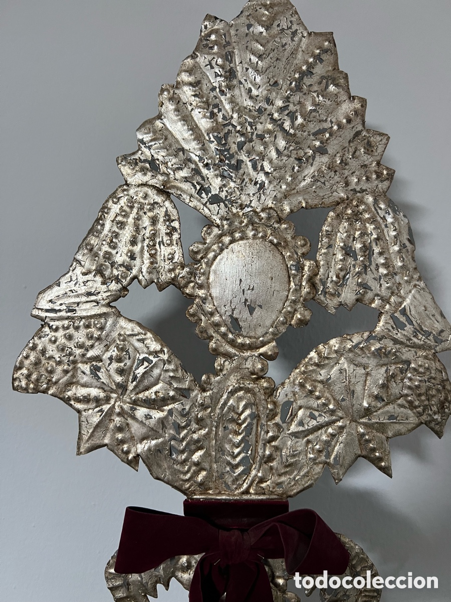 Antig&uuml;edades: Pareja de jarrones con flores de metal - Foto 6