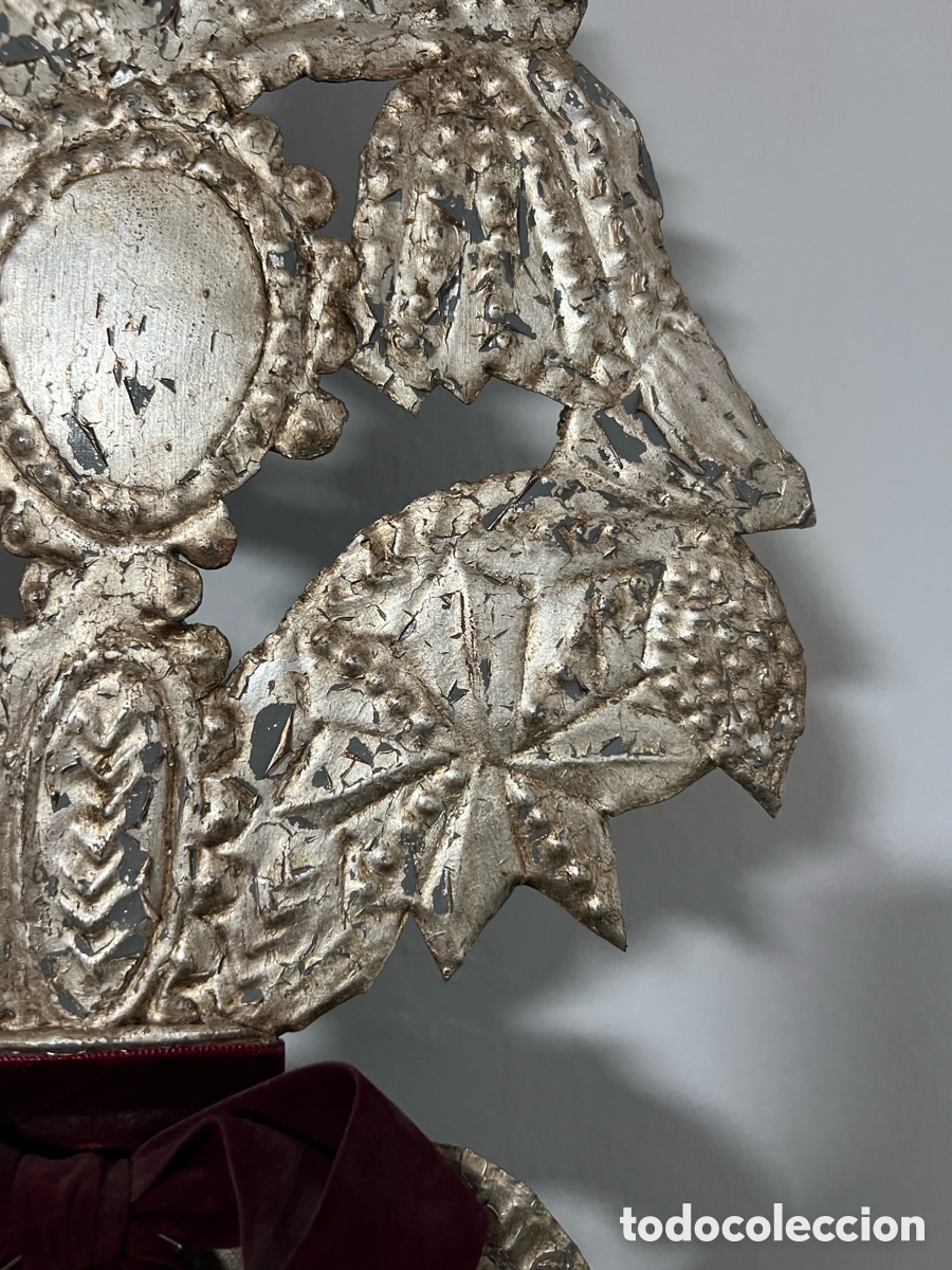 Antig&uuml;edades: Pareja de jarrones con flores de metal - Foto 7