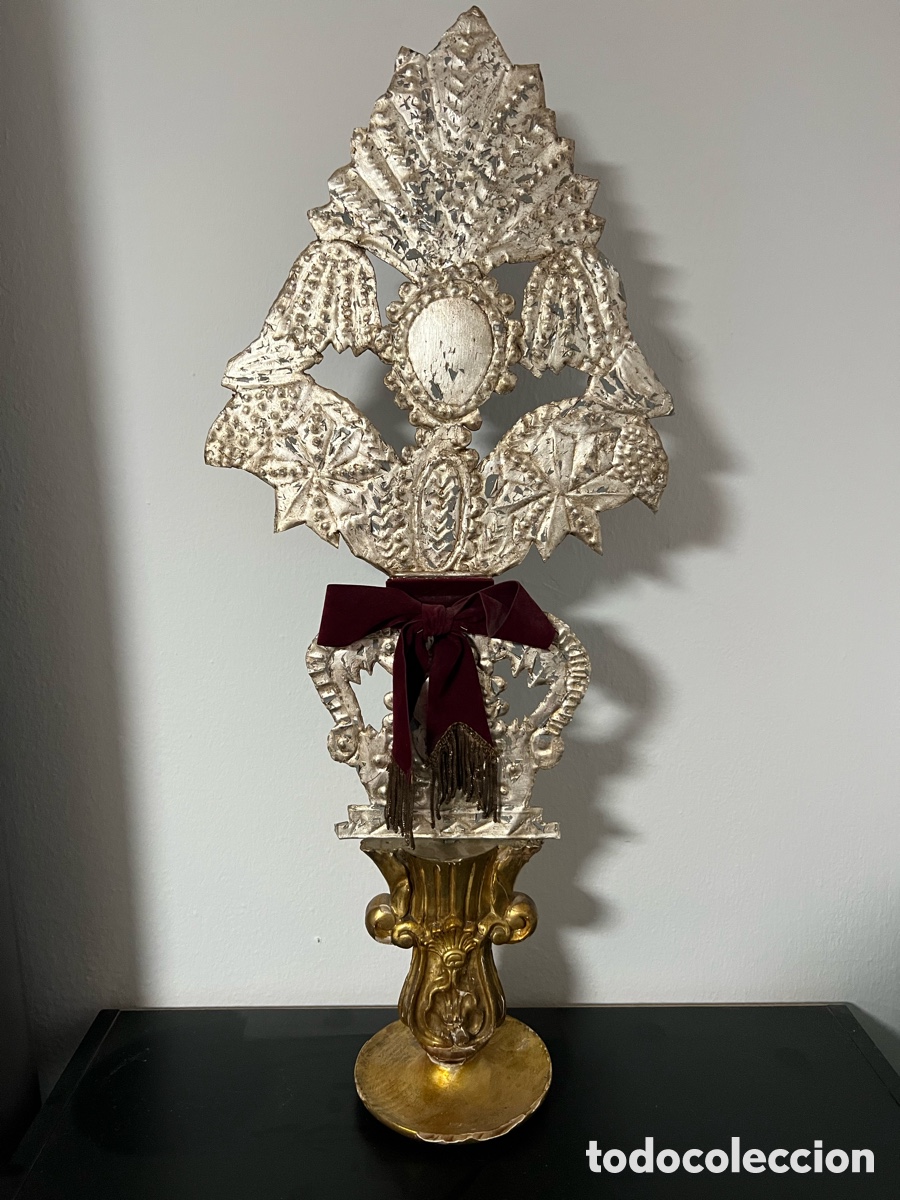 Antig&uuml;edades: Pareja de jarrones con flores de metal - Foto 10