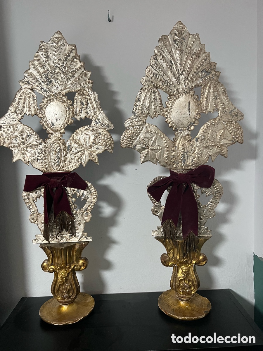 Antig&uuml;edades: Pareja de jarrones con flores de metal - Foto 1