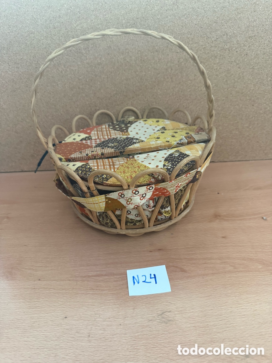 Antig&uuml;edades: Antigua cesta costurera de mimbre - Foto 1