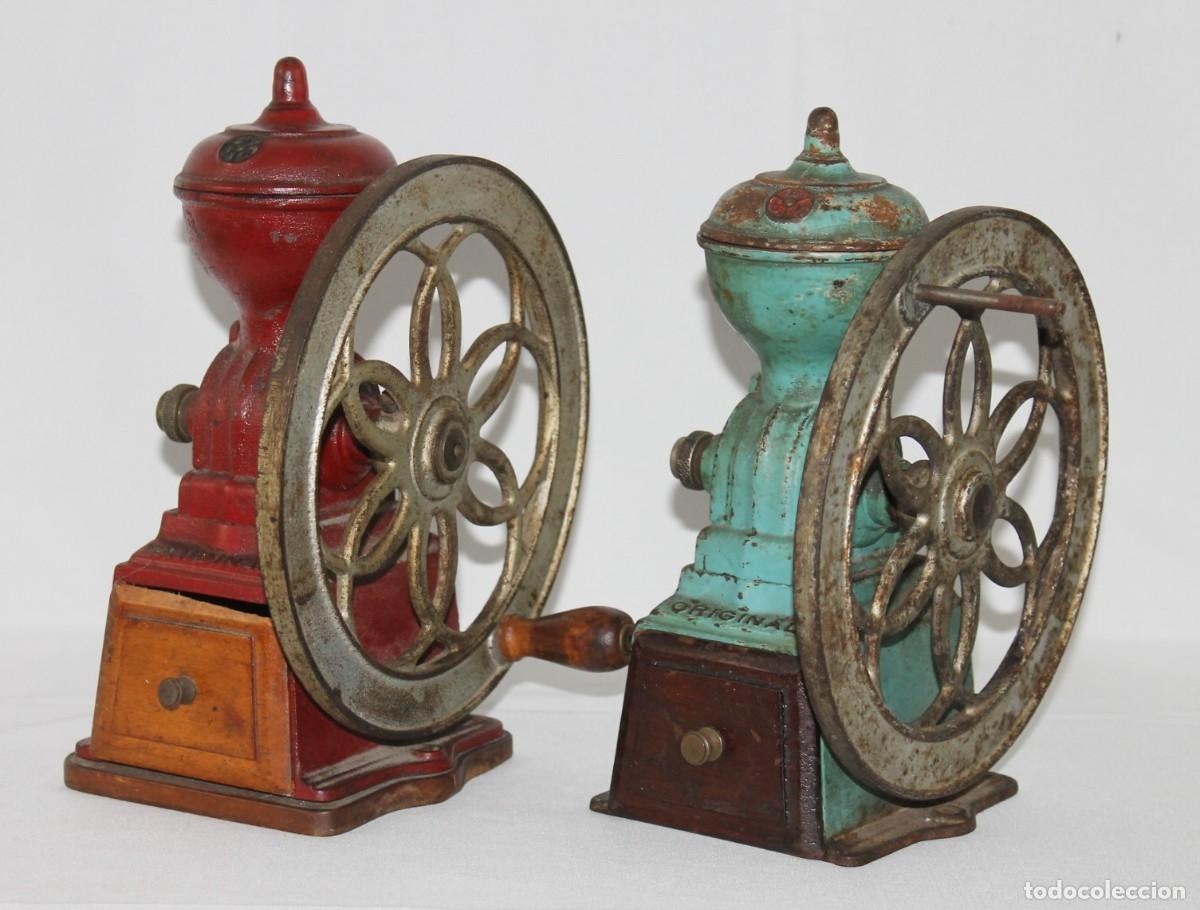 Antig&uuml;edades: Dos molinillos de caf&eacute; con rueda. JMF Original. Hierro fundido y madera. Siglo XIX