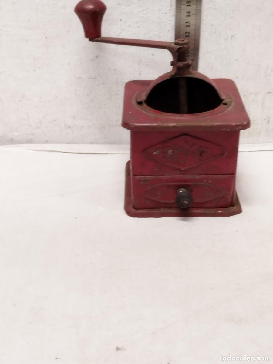 Antiguidades: Antiguo molinilolo de caf&eacute; marca Elma de color rojo. Le falta la tapa, tal cual se ve en las fotos.