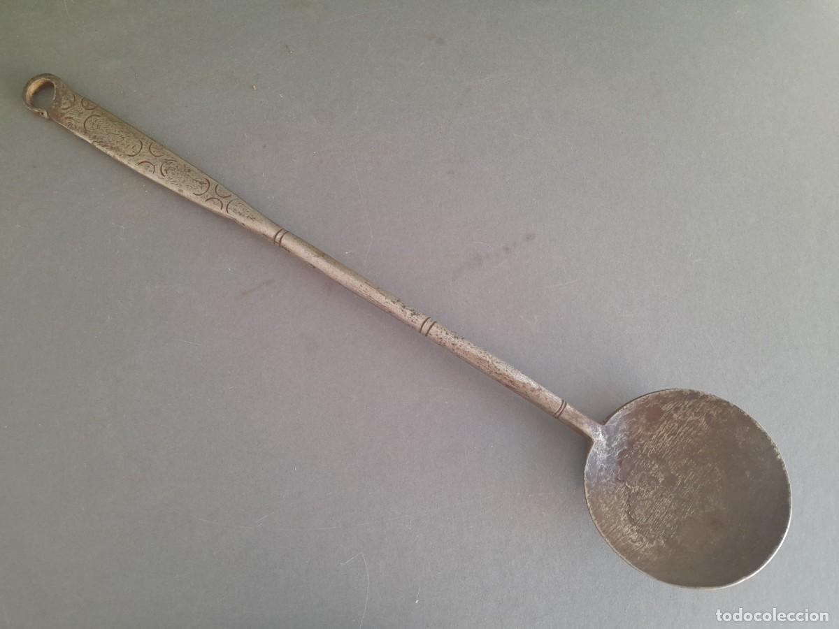 Antig&uuml;edades: cucharon de hierro forjado y cincelado, 39,5cm aprox - Foto 1