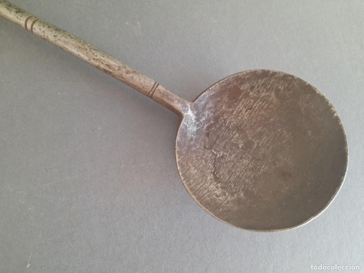 Antig&uuml;edades: cucharon de hierro forjado y cincelado, 39,5cm aprox - Foto 3