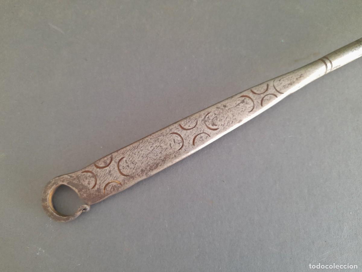 Antig&uuml;edades: cucharon de hierro forjado y cincelado, 39,5cm aprox - Foto 4