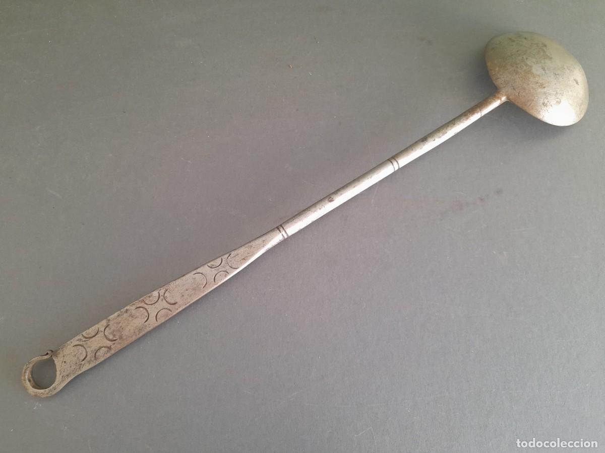 Antig&uuml;edades: cucharon de hierro forjado y cincelado, 39,5cm aprox - Foto 6