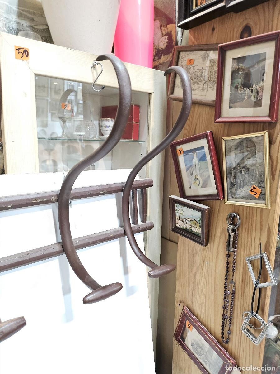 Antig&uuml;edades: percha demadera y de pared - Foto 3