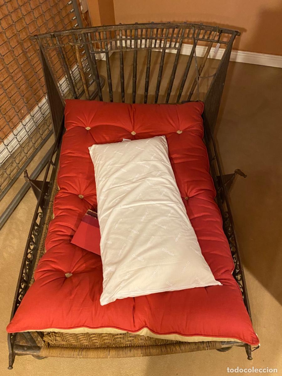 Antig&uuml;edades: Cama lepro con cojines rojos - Foto 1
