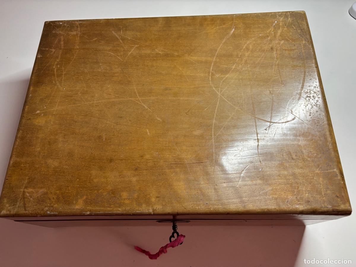 Antig&uuml;edades: Caja de madera con llave - Foto 1