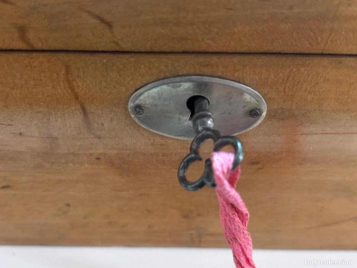Antig&uuml;edades: Caja de madera con llave - Foto 2