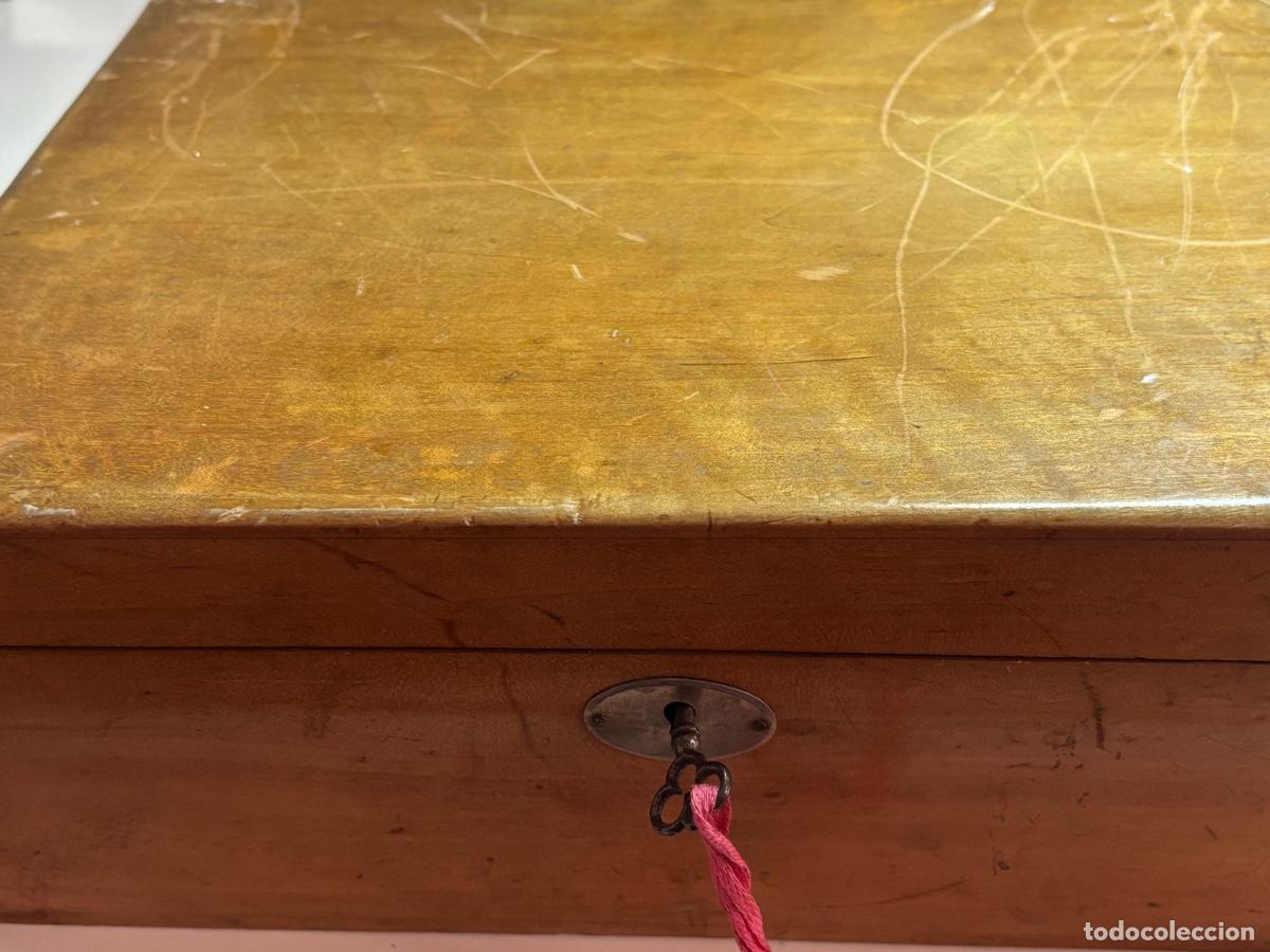 Antig&uuml;edades: Caja de madera con llave - Foto 3
