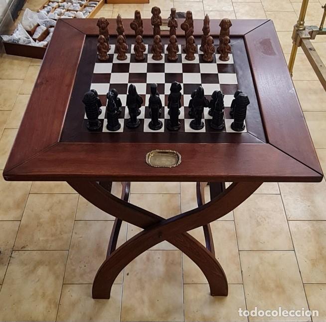 Antig&uuml;edades: Mesa tablero de ajedrez y figuras egipcias - Foto 1