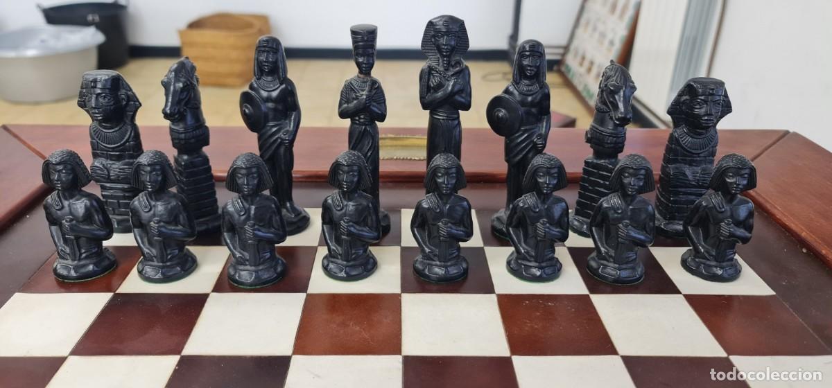 Antig&uuml;edades: Mesa tablero de ajedrez y figuras egipcias - Foto 3