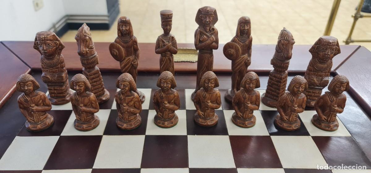 Antig&uuml;edades: Mesa tablero de ajedrez y figuras egipcias - Foto 4