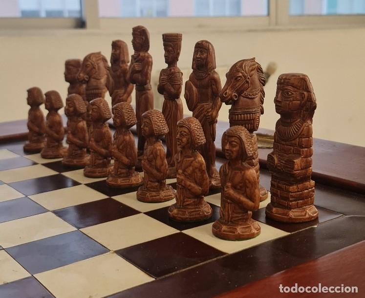 Antig&uuml;edades: Mesa tablero de ajedrez y figuras egipcias - Foto 5