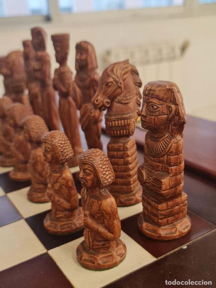 Antig&uuml;edades: Mesa tablero de ajedrez y figuras egipcias - Foto 6
