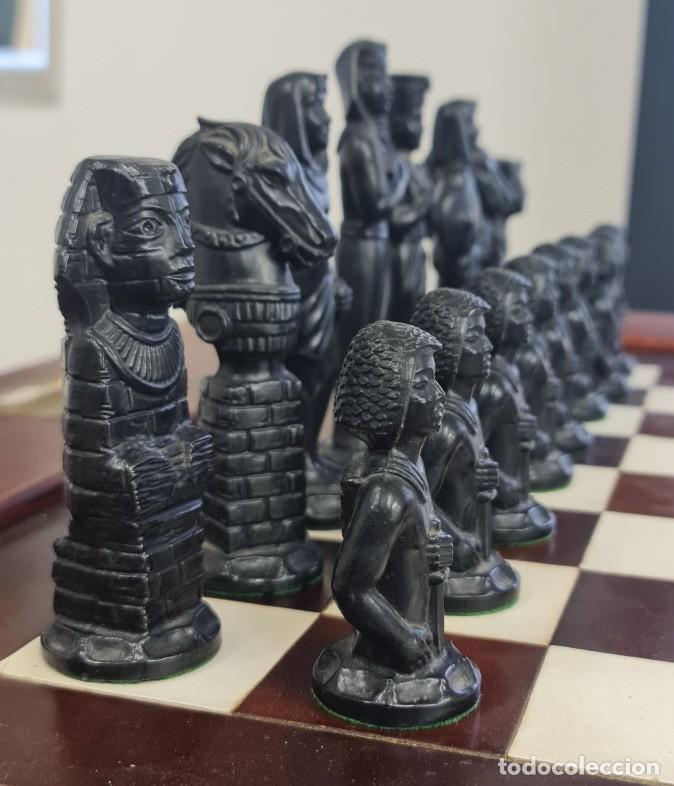 Antig&uuml;edades: Mesa tablero de ajedrez y figuras egipcias - Foto 7