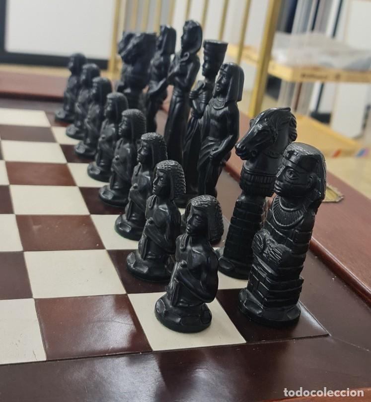 Antig&uuml;edades: Mesa tablero de ajedrez y figuras egipcias - Foto 8
